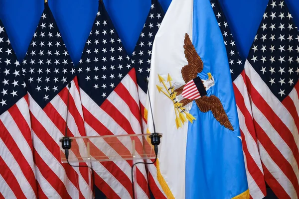 Flagi Usa Stoją Sali Prasowej Siedzibie Nato Brukseli Lutego 2023 — Zdjęcie stockowe