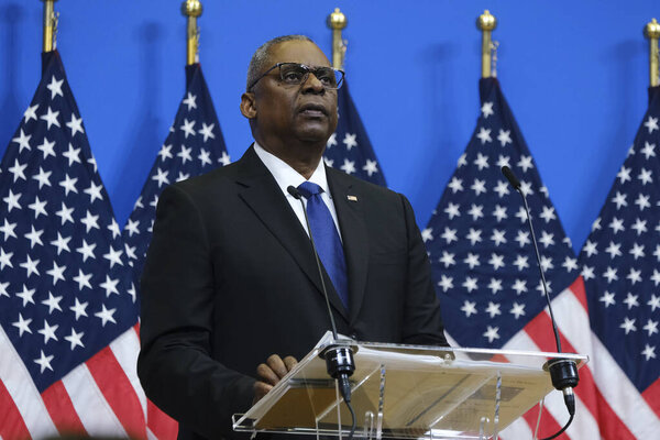 Министр обороны США Ллойд Остин выступил на пресс-конференции во время двухдневной встречи министров обороны альянса в штаб-квартире НАТО в Брюсселе, Бельгия 14 февраля 2023 года.