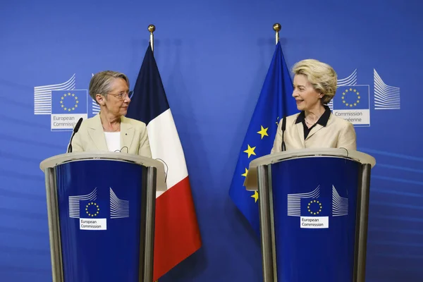 2023年2月16日 法国总理伊丽莎白 伯恩在布鲁塞尔欧盟总部与欧盟委员会主席乌苏拉 莱茵举行的联合记者会上致辞 — 图库照片