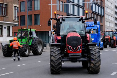 Belçika 'nın kuzeyindeki Flanders bölgesinden traktörleriyle çiftçiler, 3 Mart 2023' te Brüksel, Belçika 'da azot emisyonlarını sınırlama amaçlı yeni bir bölgesel hükümet planına karşı düzenlenen protestoya katıldılar..