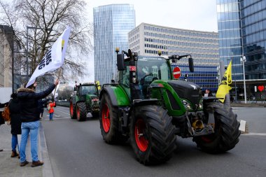 Belçika 'nın kuzeyindeki Flanders bölgesinden traktörleriyle çiftçiler, 3 Mart 2023' te Brüksel, Belçika 'da azot emisyonlarını sınırlama amaçlı yeni bir bölgesel hükümet planına karşı düzenlenen protestoya katıldılar..