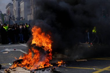 Belçika 'nın kuzeyindeki Flanders bölgesinden çiftçilerin 3 Mart 2023' te Brüksel 'deki azot emisyonlarını sınırlama amaçlı yeni bir bölgesel hükümet planına karşı protestosu sırasında lastikler yanıyor..