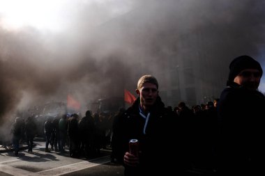 Belçika 'nın kuzeyindeki Flanders bölgesinden çiftçilerin 3 Mart 2023' te Brüksel 'deki azot emisyonlarını sınırlama amaçlı yeni bir bölgesel hükümet planına karşı protestosu sırasında lastikler yanıyor..