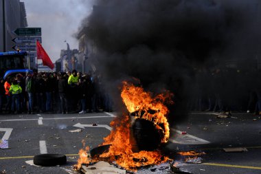 Belçika 'nın kuzeyindeki Flanders bölgesinden çiftçilerin 3 Mart 2023' te Brüksel 'deki azot emisyonlarını sınırlama amaçlı yeni bir bölgesel hükümet planına karşı protestosu sırasında lastikler yanıyor..