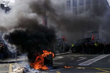 Belçika 'nın kuzeyindeki Flanders bölgesinden çiftçilerin 3 Mart 2023' te Brüksel 'deki azot emisyonlarını sınırlama amaçlı yeni bir bölgesel hükümet planına karşı protestosu sırasında lastikler yanıyor..