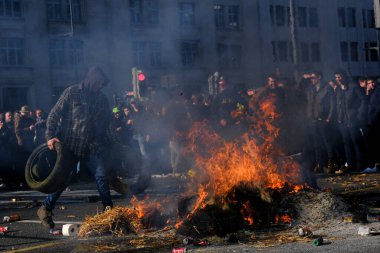 Belçika 'nın kuzeyindeki Flanders bölgesinden çiftçilerin 3 Mart 2023' te Brüksel 'deki azot emisyonlarını sınırlama amaçlı yeni bir bölgesel hükümet planına karşı protestosu sırasında lastikler yanıyor..