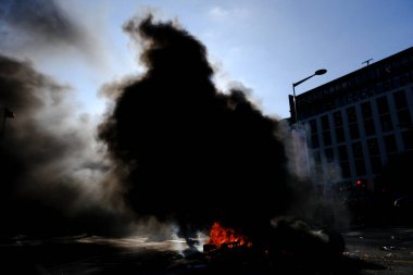 Belçika 'nın kuzeyindeki Flanders bölgesinden çiftçilerin 3 Mart 2023' te Brüksel 'deki azot emisyonlarını sınırlama amaçlı yeni bir bölgesel hükümet planına karşı protestosu sırasında lastikler yanıyor..