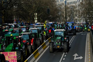 Belçika 'nın kuzeyindeki Flanders bölgesinden traktörleriyle çiftçiler, 3 Mart 2023' te Brüksel, Belçika 'da azot emisyonlarını sınırlama amaçlı yeni bir bölgesel hükümet planına karşı düzenlenen protestoya katıldılar..