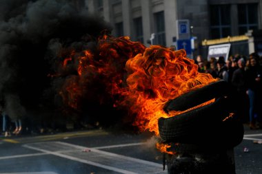 Belçika 'nın kuzeyindeki Flanders bölgesinden çiftçilerin 3 Mart 2023' te Brüksel 'deki azot emisyonlarını sınırlama amaçlı yeni bir bölgesel hükümet planına karşı protestosu sırasında lastikler yanıyor..
