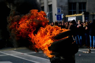 Belçika 'nın kuzeyindeki Flanders bölgesinden çiftçilerin 3 Mart 2023' te Brüksel 'deki azot emisyonlarını sınırlama amaçlı yeni bir bölgesel hükümet planına karşı protestosu sırasında lastikler yanıyor..