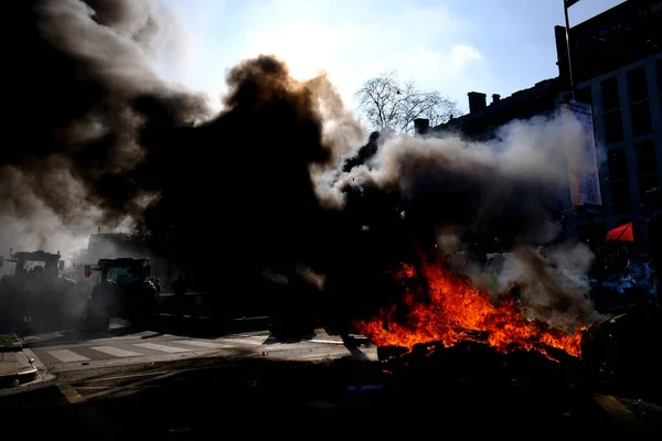 ベルギー北部のフランダースからの農民の抗議の間にタイヤが燃焼している ベルギーのブリュッセルで 窒素排出量を制限する新しい地域政府の計画に対して 2023年3月3日 — ストック写真