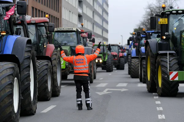 ベルギー北部のフランダース地方のトラクターを持つ農民は 2023年3月3日にベルギーのブリュッセルで 窒素排出量を制限する新しい地域政府の計画に対する抗議に参加します — ストック写真