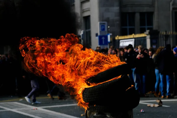 Opony Płoną Podczas Protestu Rolników Północnego Regionu Belgii Flandrii Przeciwko — Zdjęcie stockowe