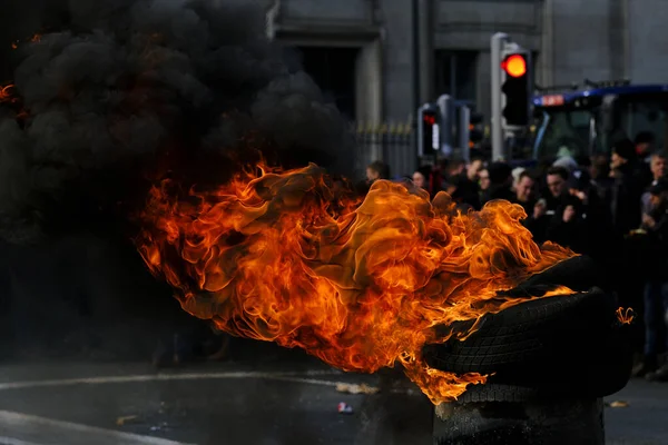 ベルギー北部のフランダースからの農民の抗議の間にタイヤが燃焼している ベルギーのブリュッセルで 窒素排出量を制限する新しい地域政府の計画に対して 2023年3月3日 — ストック写真
