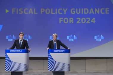 AB Komisyonu Başkan Yardımcısı Valdis Dombrovski ve AB Komiseri Paolo Gentiloni, 8 Mart 2023 'te Belçika' nın Brüksel kentinde ortak basın toplantısı düzenlediler.. 