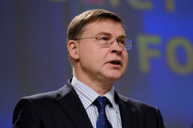 AB Komisyonu Başkan Yardımcısı Valdis Dombrovski ve AB Komiseri Paolo Gentiloni, 8 Mart 2023 'te Belçika' nın Brüksel kentinde ortak basın toplantısı düzenlediler.. 