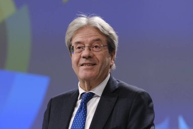 AB Komisyonu Başkan Yardımcısı Valdis Dombrovski ve AB Komiseri Paolo Gentiloni, 8 Mart 2023 'te Belçika' nın Brüksel kentinde ortak basın toplantısı düzenlediler.. 