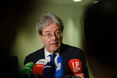  AB Komiseri Paolo Gentiloni, 8 Mart 2023 'te Brüksel, Belçika' da basın toplantısı düzenledi.. 