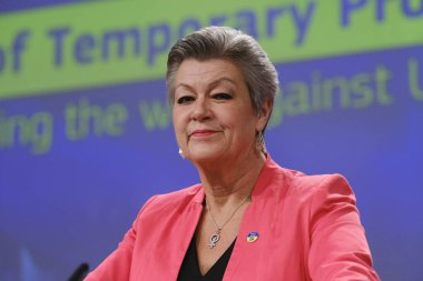 AB Komisyonu Başkan Yardımcısı Margaritis Schinas ve AB 'nin İçişlerinden Sorumlu Komisyon Üyesi Ylva Johansson, 8 Mart 2023' te Belçika 'nın Brüksel kentinde basın toplantısı düzenlediler.. 