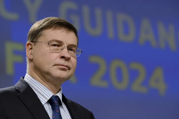 Wiceprzewodniczący Komisji Europejskiej Valdis Dombrovskis Komisarz Paolo Gentiloni Organizują Wspólną — Zdjęcie stockowe