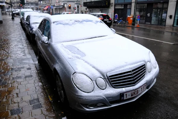 Carros Vistos Rua Durante Uma Queda Neve Cidade Bruxelas Bélgica — Fotografia de Stock