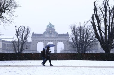 8 Mart 2023 'te Brüksel, Belçika' da kar yağışı sırasında insanlar yürür