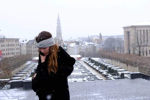 Άνθρωποι Περπατούν Κατά Διάρκεια Μιας Χιονόπτωση Στην Πόλη Των Βρυξελλών — Φωτογραφία Αρχείου