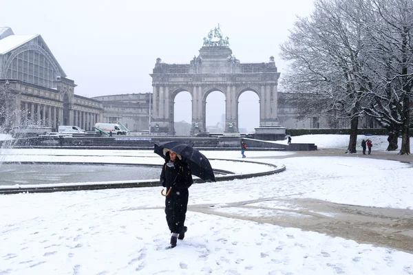 Ludzie Spacerują Podczas Opadów Śniegu Brukseli Belgia Marca 2023 — Zdjęcie stockowe