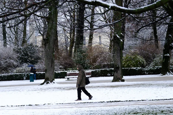 Gente Camina Durante Una Nevada Ciudad Bruselas Bélgica Marzo 2023 — Foto de Stock
