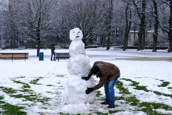 2023年3月8日 在比利时布鲁塞尔的一场大雪中 一名男子正在堆雪人 — 图库照片