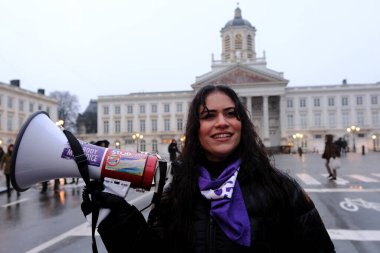8 Mart 2023 'te Belçika' nın Brüksel kentinde düzenlenen Uluslararası Kadın Günü münasebetiyle düzenlenen mitingde aktivistler pankart ve slogan tutuyorlar..