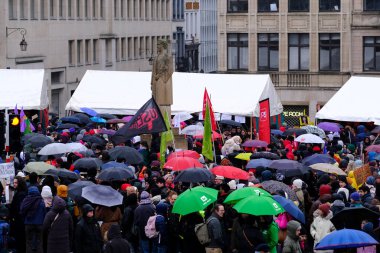8 Mart 2023 'te Belçika' nın Brüksel kentinde düzenlenen Uluslararası Kadın Günü münasebetiyle düzenlenen mitingde aktivistler pankart ve slogan tutuyorlar..