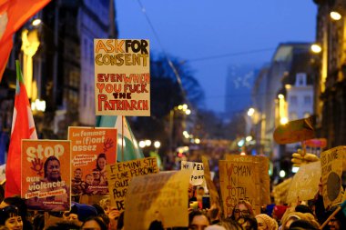8 Mart 2023 'te Belçika' nın Brüksel kentinde düzenlenen Uluslararası Kadın Günü münasebetiyle düzenlenen mitingde aktivistler pankart ve slogan tutuyorlar..
