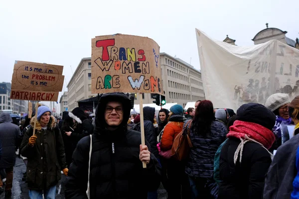 Aktivisten Halten Plakate Hoch Und Skandieren Slogans Während Einer Kundgebung — Stockfoto