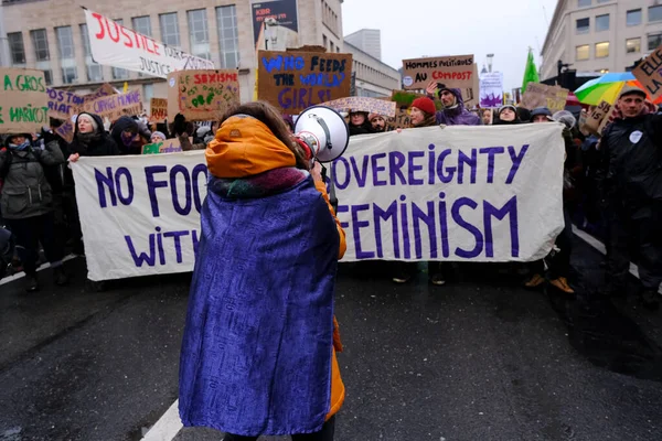 在2023年3月8日于比利时布鲁塞尔举行的庆祝国际妇女节的集会上 活动人士举着标语高呼口号 — 图库照片
