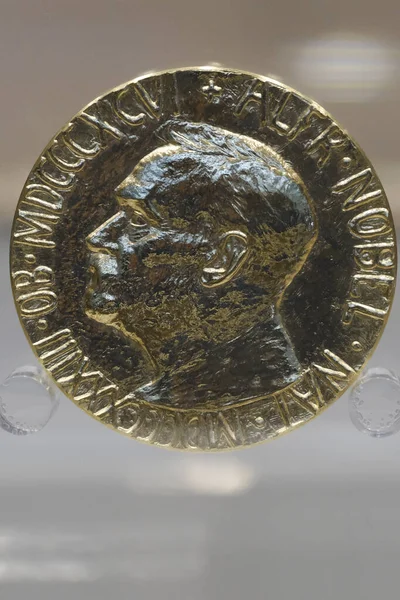 Золотое Изображение Нобелевской Премии Украшает Фронт Европейского Совета Брюсселе Бельгия — стоковое фото
