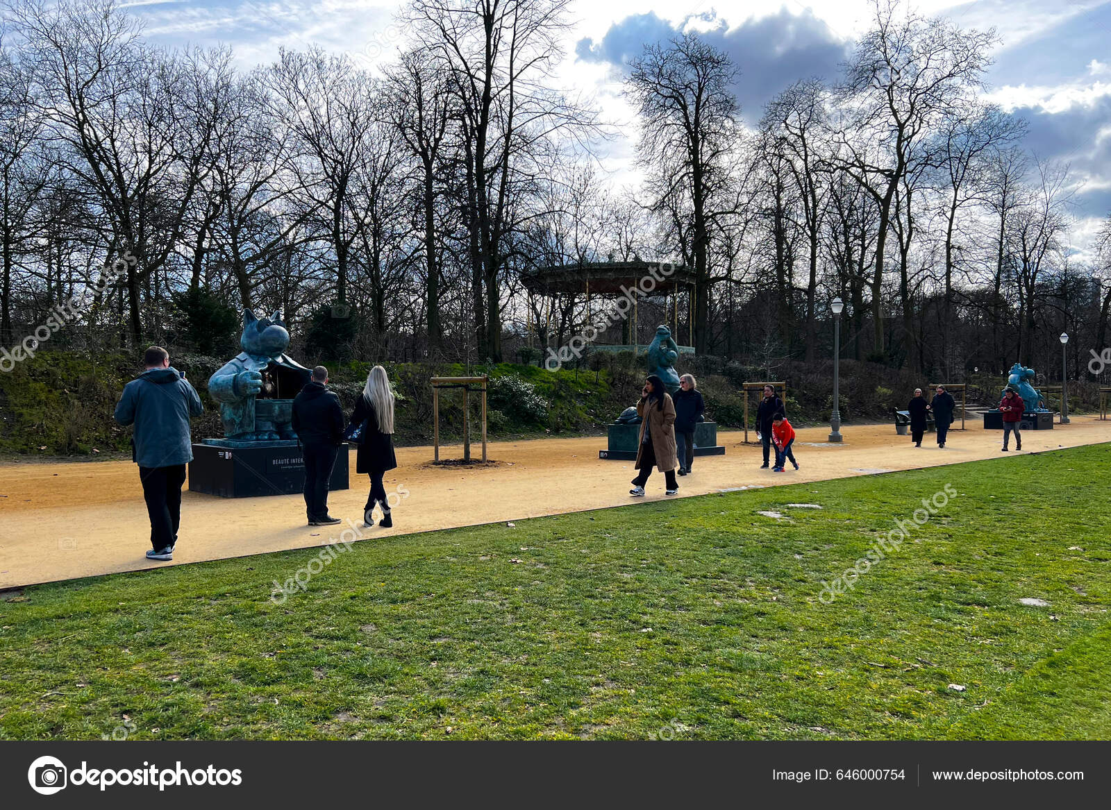 People Walk Front Sculptures Chat Public Park Brussels Belgium March –  Stock Editorial Photo © Ale_Mi #646000886