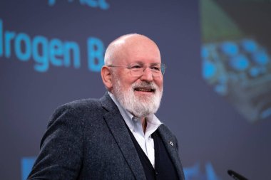 AB Komisyonu Başkan Yardımcısı Frans TIMERMANS ve AB Komiseri Thierry Breton 'un 16 Mart 2023' te Brüksel, Belçika 'da düzenlediği basın toplantısında,.