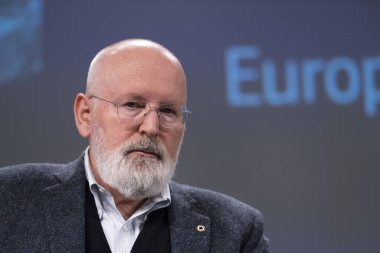 AB Komisyonu Başkan Yardımcısı Frans TIMERMANS ve AB Komiseri Thierry Breton 'un 16 Mart 2023' te Brüksel, Belçika 'da düzenlediği basın toplantısında,.