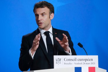 Fransa Cumhurbaşkanı Emmanuel Macron, AB Zirvesi sonrasında 24 Mart 2023 'te Brüksel, Belçika' daki AB genel merkezinde düzenlediği basın toplantısında konuştu..