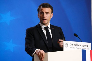 Fransa Cumhurbaşkanı Emmanuel Macron, AB Zirvesi sonrasında 24 Mart 2023 'te Brüksel, Belçika' daki AB genel merkezinde düzenlediği basın toplantısında konuştu..