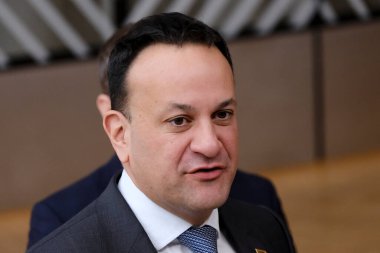 İrlanda Başbakanı Leo Varadkar AB Zirvesi için 23 Mart 2023 'te Brüksel' deki AB genel merkezine geldi..
