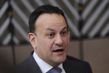 İrlanda Başbakanı Leo Varadkar AB Zirvesi için 23 Mart 2023 'te Brüksel' deki AB genel merkezine geldi..