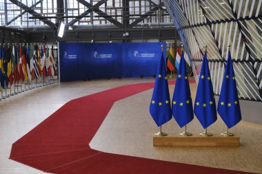 23 Mart 2023 'te Brüksel, Belçika' daki AB Konseyi binasında Avrupa bayrakları duruyor.