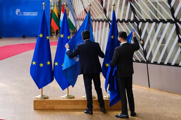 23 Mart 2023 'te Brüksel, Belçika' daki Avrupa Konseyi Binasında BM ve AB bayrakları duruyor.