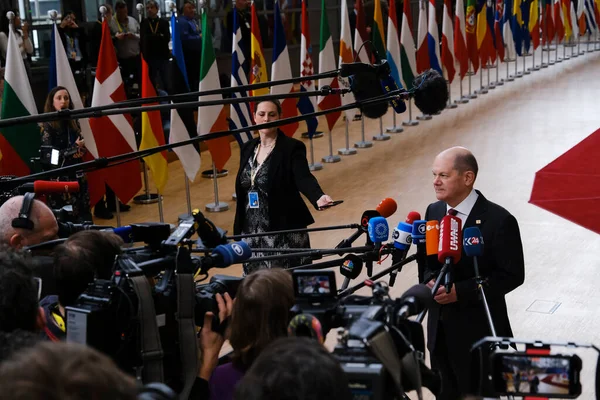 ドイツのオラフ ショルツ首相は 2023年3月23日にブリュッセルのEu本部で開催されるEu首脳会議への到着について語ります — ストック写真