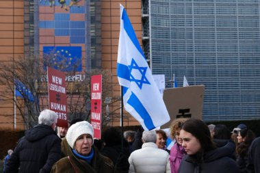 İsrailli protestocular 27 Mart 202 'de Belçika' nın Brüksel kentinde Başbakan Netanyahu hükümetinin yargı sistemini elden geçirme planlarına karşı AB genel merkezi önünde gösteri düzenlediler.