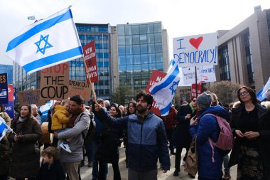 İsrailli protestocular 27 Mart 202 'de Belçika' nın Brüksel kentinde Başbakan Netanyahu hükümetinin yargı sistemini elden geçirme planlarına karşı AB genel merkezi önünde gösteri düzenlediler.