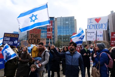İsrailli protestocular 27 Mart 202 'de Belçika' nın Brüksel kentinde Başbakan Netanyahu hükümetinin yargı sistemini elden geçirme planlarına karşı AB genel merkezi önünde gösteri düzenlediler.