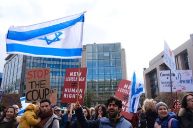 İsrailli protestocular 27 Mart 202 'de Belçika' nın Brüksel kentinde Başbakan Netanyahu hükümetinin yargı sistemini elden geçirme planlarına karşı AB genel merkezi önünde gösteri düzenlediler.